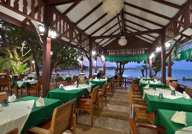 هتل First Bungalow Beach Resort