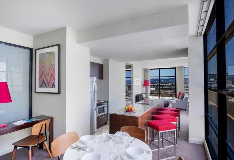 هتل Mantra Hindmarsh Square