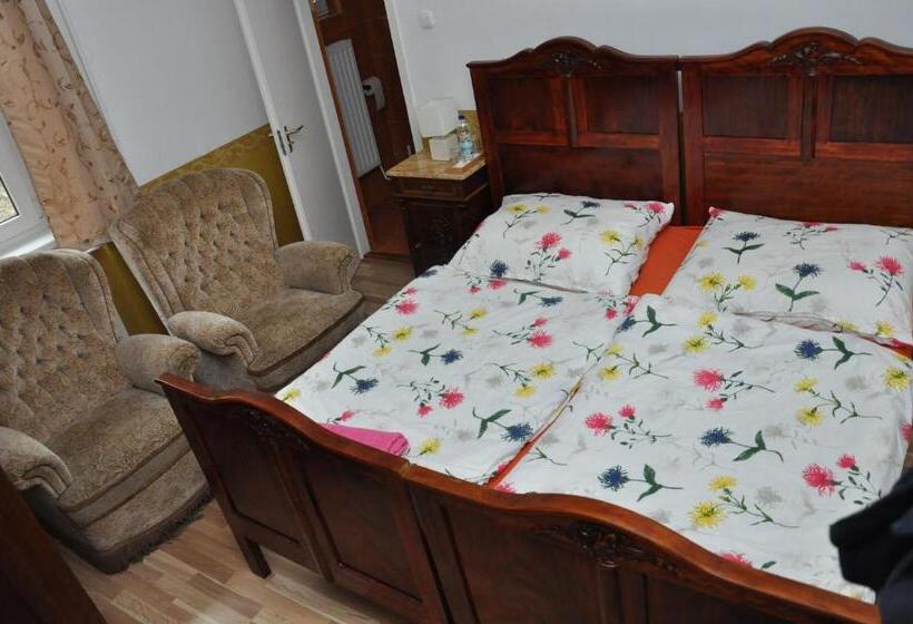 مبيت وإفطار Gloriett Panzió