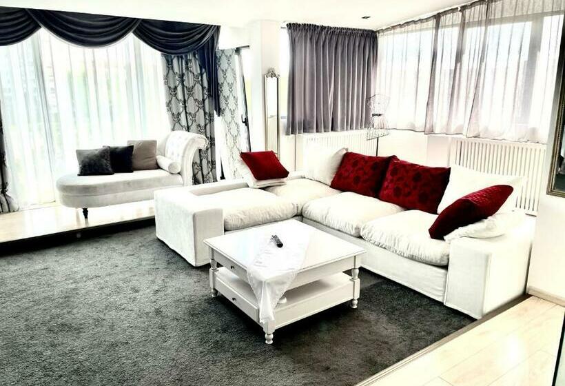 Jolie Apartments
