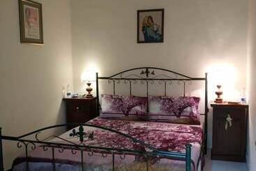 تختخواب و صبحانه Cuore Di Borgo Di Miccoli Graziana