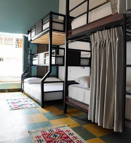 Traveler Hostel