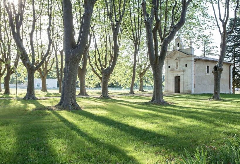 Отель Chateau De Fonscolombe
