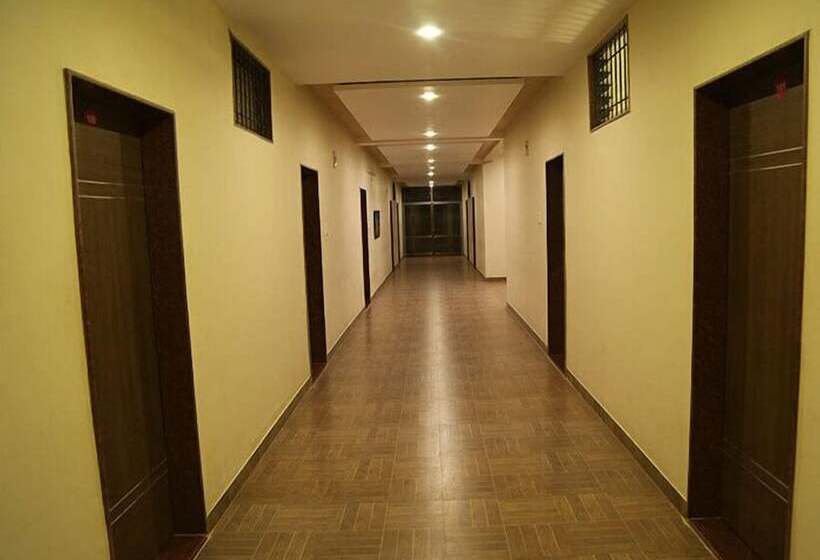 هتل Monark Inn