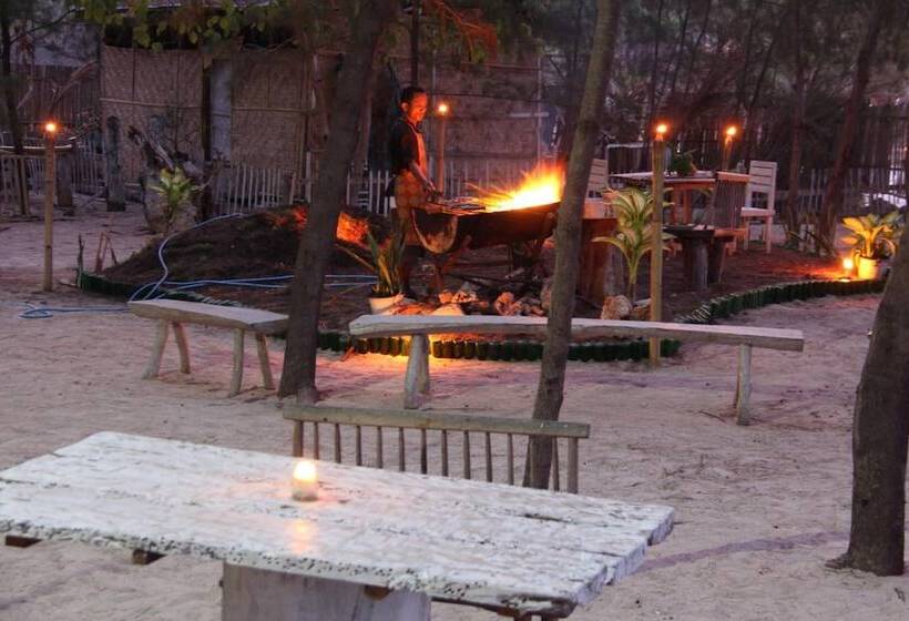 مبيت وإفطار Cemara Beachfront Suite