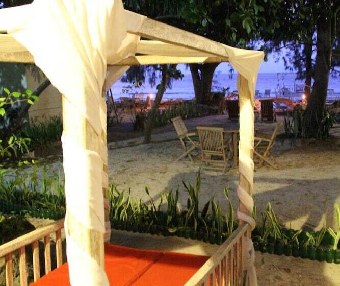 مبيت وإفطار Cemara Beachfront Suite