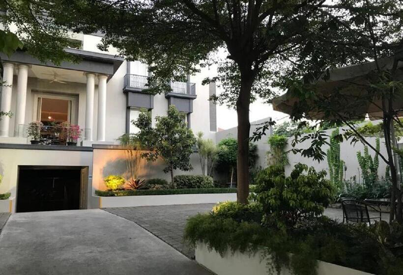 هتل Home 899 Patal Senayan