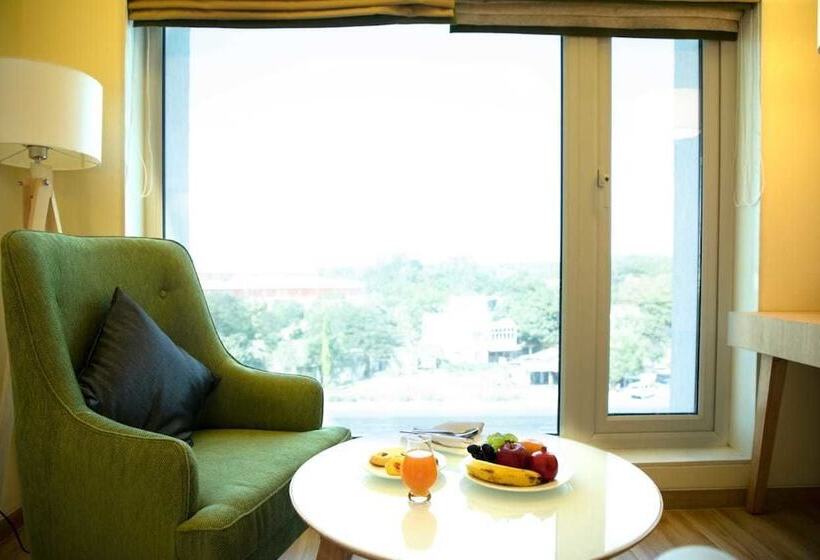 فندق Regenta Central Harsha Vapi