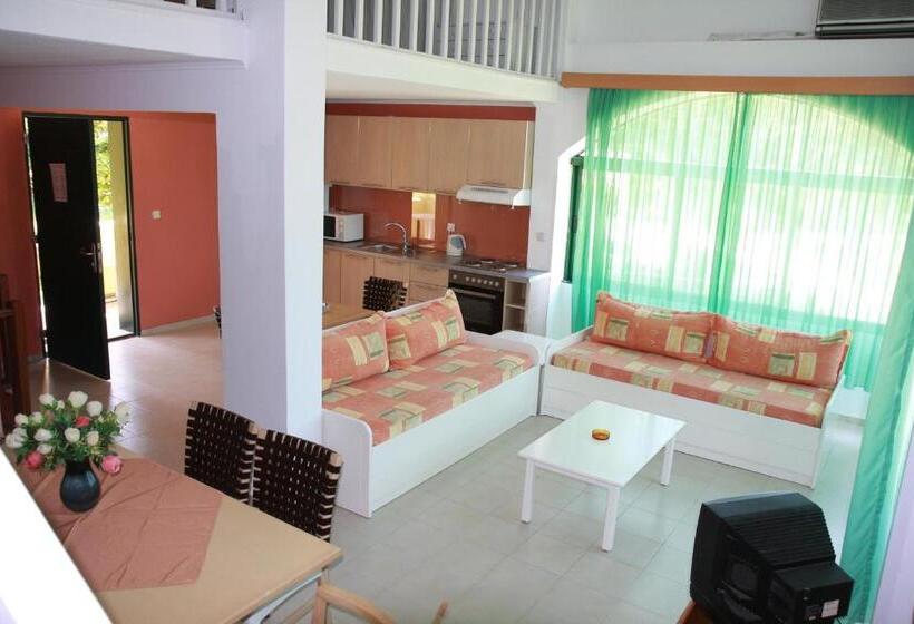 استراحتگاه Govino Bay