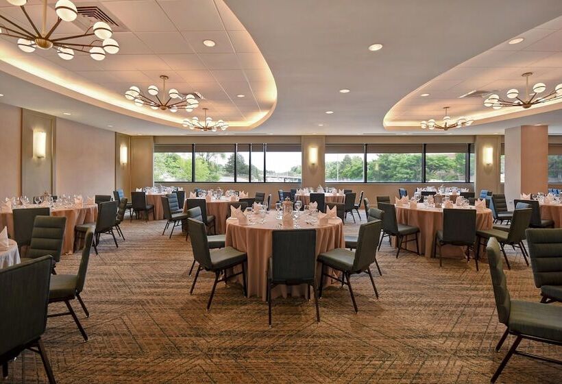 هتل Four Points By Sheraton Boston Newton