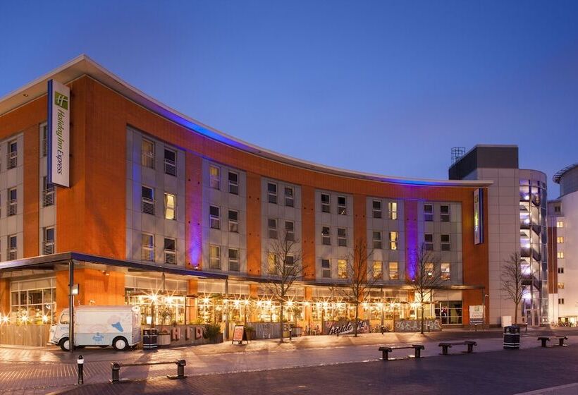 هتل Holiday Inn Express Portsmouth Gunwharf Quays, An Ihg