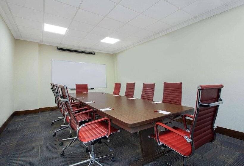 فندق Ramada By Wyndham Tampa Westshore Airport South