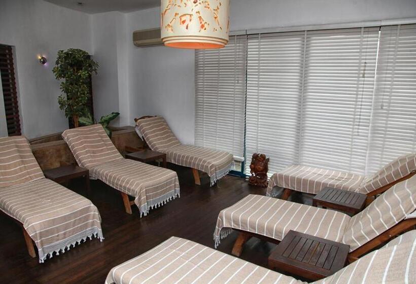 استراحتگاه Queen S Park Le Jardin
