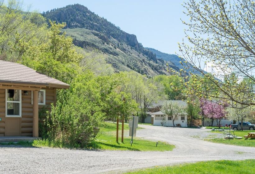Отель Yellowstone Hot Spring Cabins