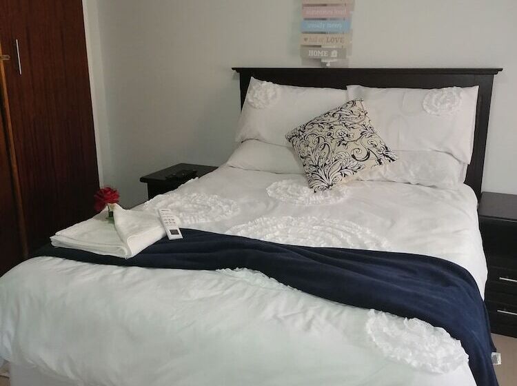 펜션 Rose And Thorn Guesthouse   Adults Only
