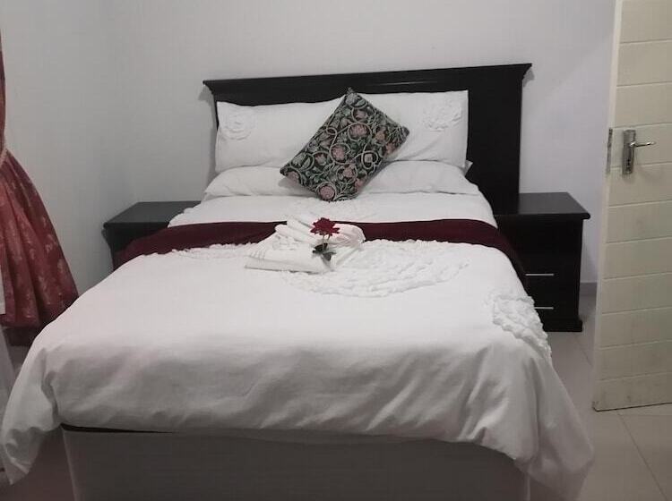 펜션 Rose And Thorn Guesthouse   Adults Only