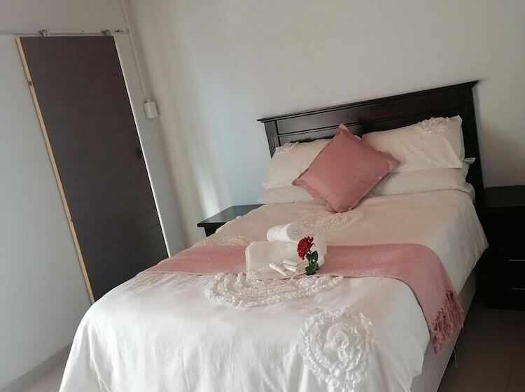펜션 Rose And Thorn Guesthouse   Adults Only