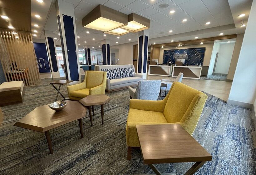 هتل Holiday Inn Express & Suites   Ft. Smith   Airport, An Ihg
