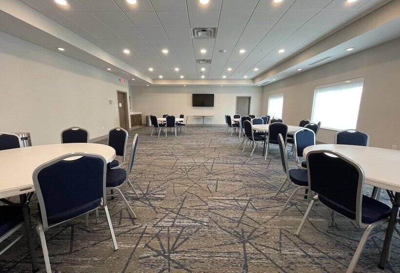 هتل Holiday Inn Express & Suites   Ft. Smith   Airport, An Ihg