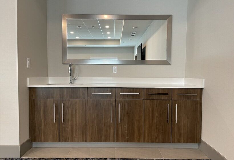 هتل Holiday Inn Express & Suites   Ft. Smith   Airport, An Ihg