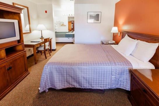 هتل Americas Best Value Airport Inn