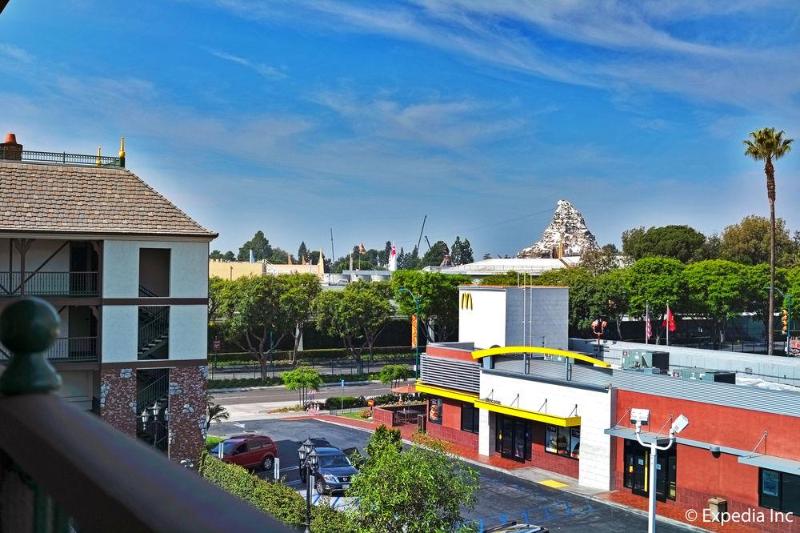 בית מלון כפרי Anaheim Camelot Inn & Suites