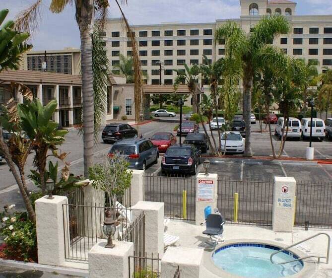 هتل Queens Inn Anaheim