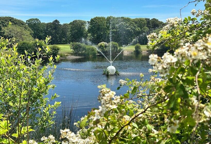 هتل Cape Cod Irish Village   The Emerald Resort