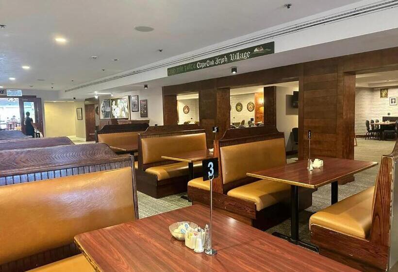 هتل Cape Cod Irish Village   The Emerald Resort