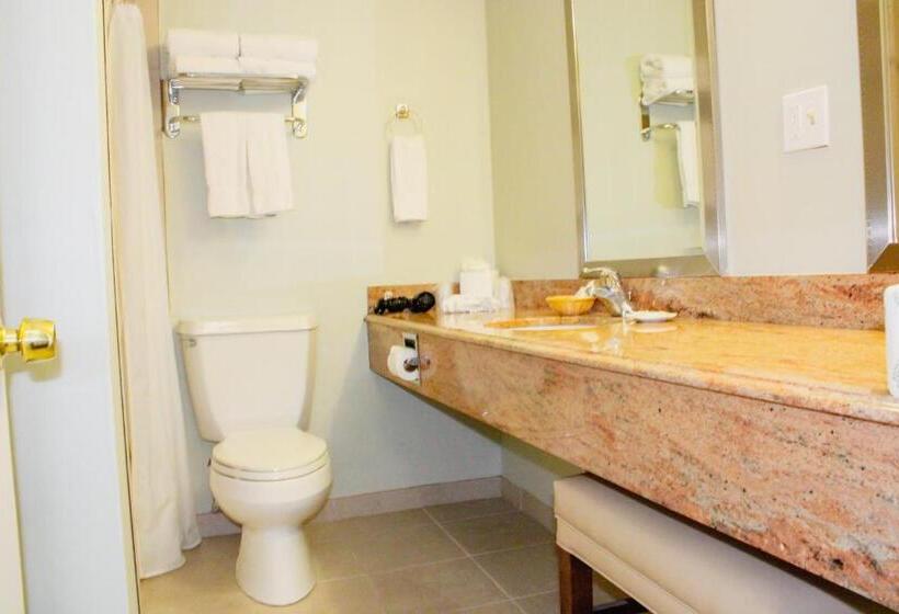 هتل Cape Cod Irish Village   The Emerald Resort