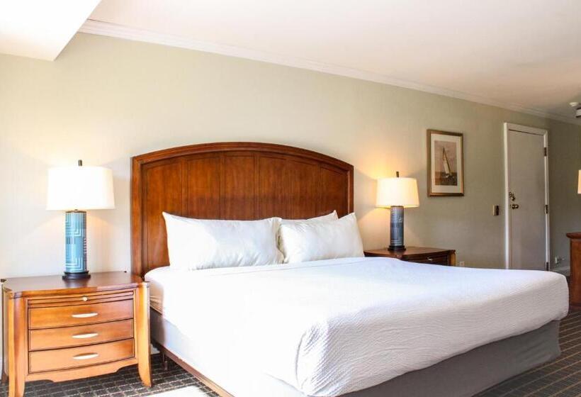 هتل Cape Cod Irish Village   The Emerald Resort