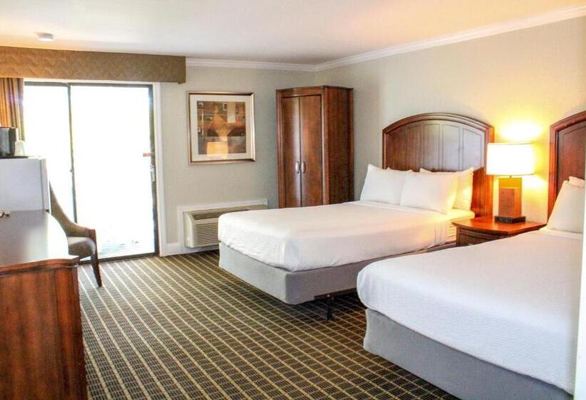 هتل Cape Cod Irish Village   The Emerald Resort