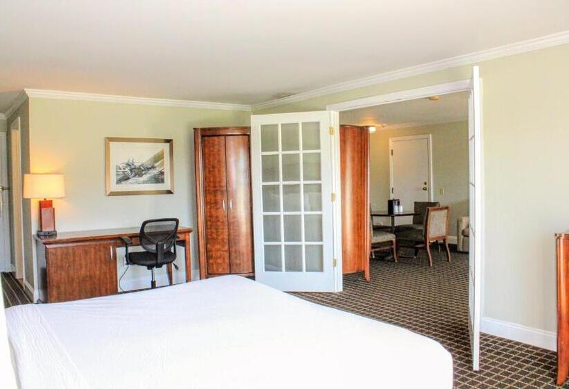 هتل Cape Cod Irish Village   The Emerald Resort
