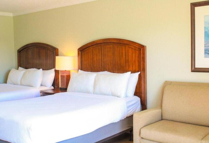 هتل Cape Cod Irish Village   The Emerald Resort