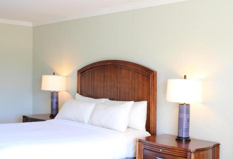 هتل Cape Cod Irish Village   The Emerald Resort