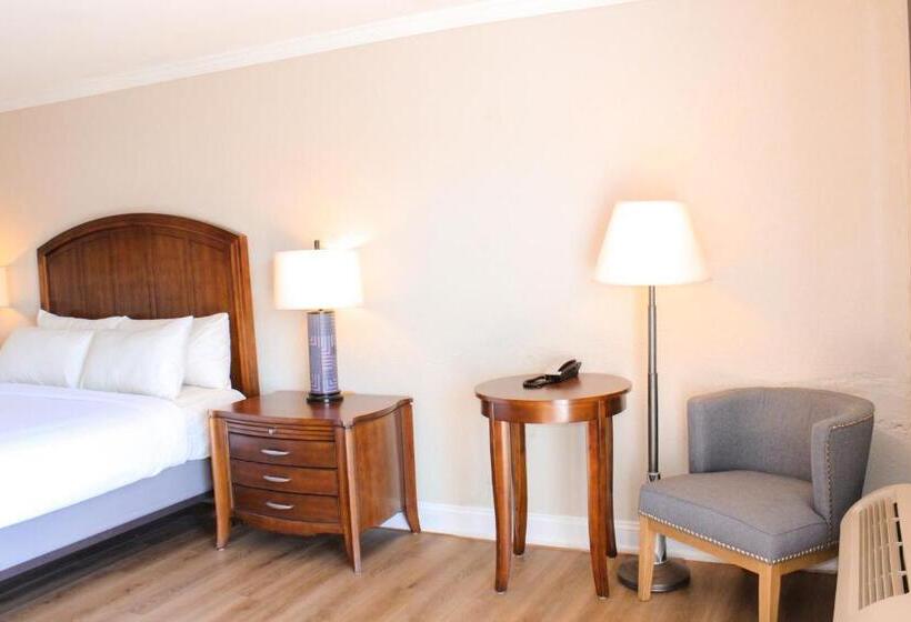 هتل Cape Cod Irish Village   The Emerald Resort