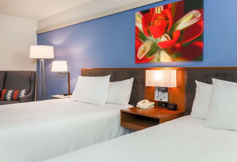 هتل Hilton Garden Inn Dallas Market Center