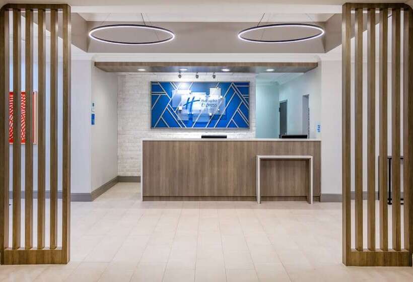 בית מלון כפרי Holiday Inn Express And Suites Tampa I 75 At Bruce B. Downs, An Ihg
