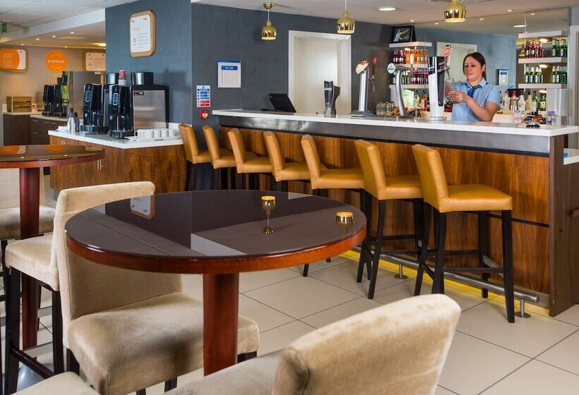 Fotos del hotel Holiday Inn Express London-wimbledon-south, An Ihg:  42