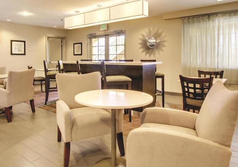 هتل La Quinta Inn & Suites By Wyndham Carlsbad  Legoland Area