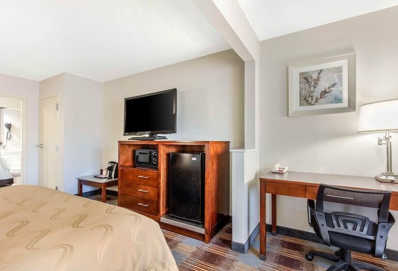 هتل Quality Inn Airport I240
