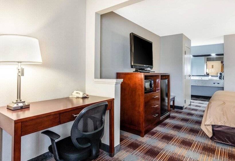 هتل Quality Inn Airport I240