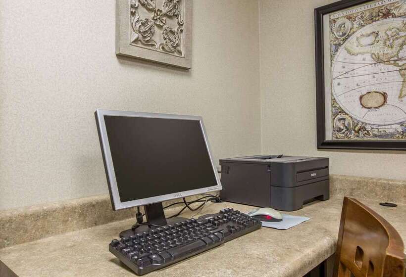 בית מלון כפרי Quality Inn & Suites Hanes Mall