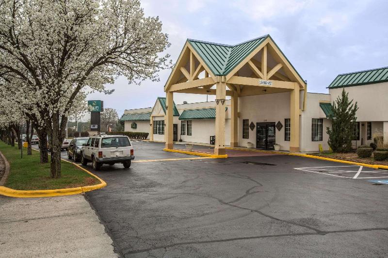 בית מלון כפרי Quality Inn & Suites Hanes Mall