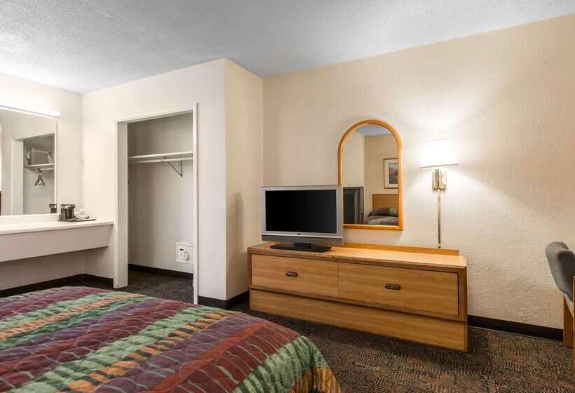 هتل Rodeway Inn & Suites