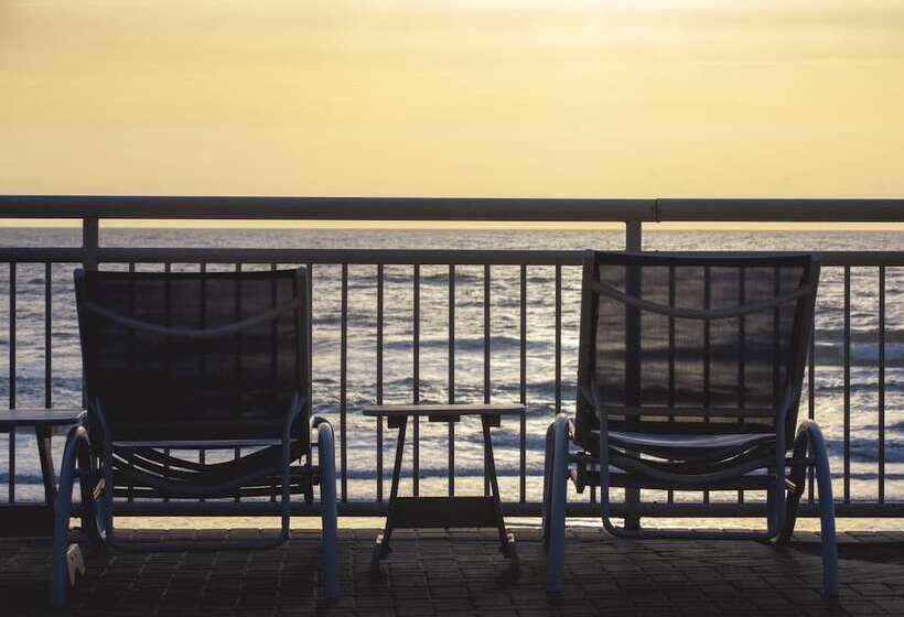 هتل The Shores Resort & Spa
