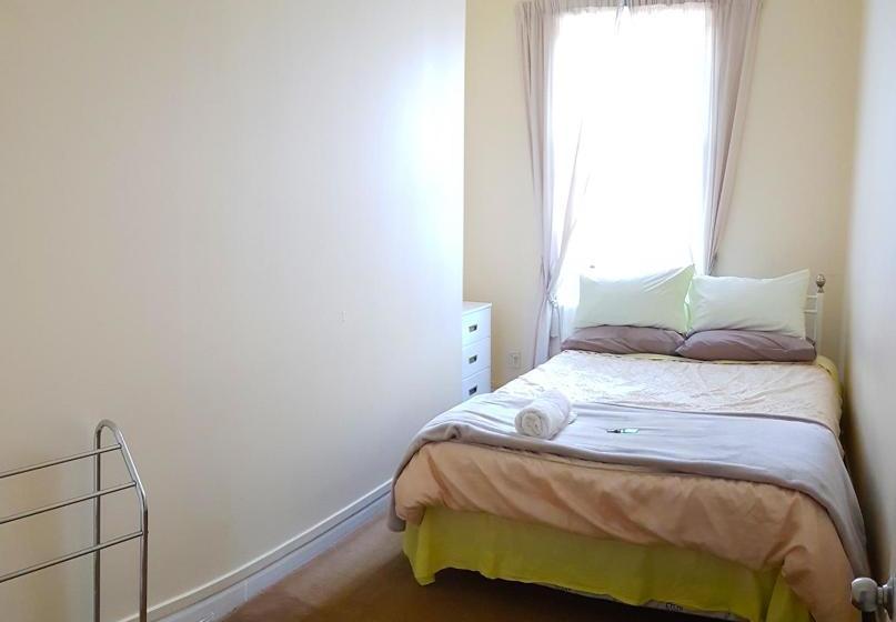 هاستل Honeysuckle House