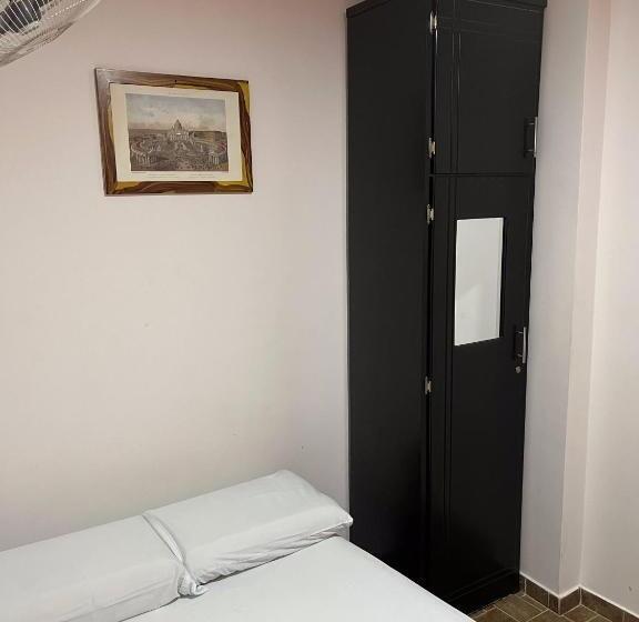 هتل Hostal Casa Roma