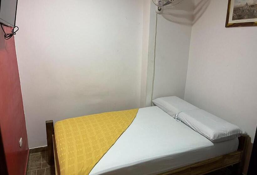 هتل Hostal Casa Roma