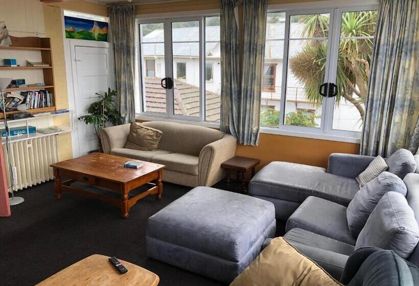 هاستل Chalet Backpackers